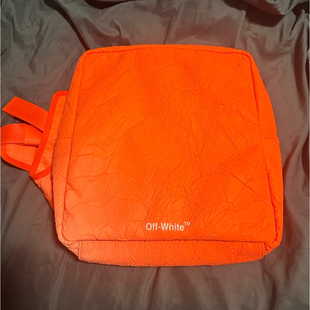 Off-White
logo-print messenger bag
FARFETCH